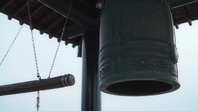 高い丘にある寺の鐘楼の鐘