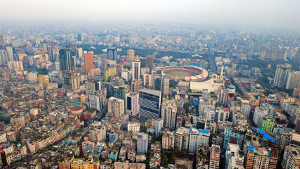 Fototapeta premium This impressive aerial view of Dhaka highlights the modern infrastructure and dynamic urban landscape of Bangladesh’s capital. The image showcases a network of elevated flyovers, highways, rail lines.