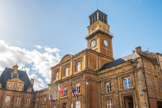 Fa&ccedil;ade de l'h&ocirc;tel de ville avec son beffroi &agrave; l'angle sud-ouest de la place Ducale dans la ville de Charleville-M&eacute;zi&egrave;res, d&eacute;partement des Ardennes, France