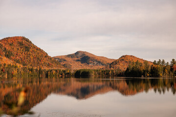 Naklejka premium Autumn landscape with a lake in the mountains. Quebec, Canada. 