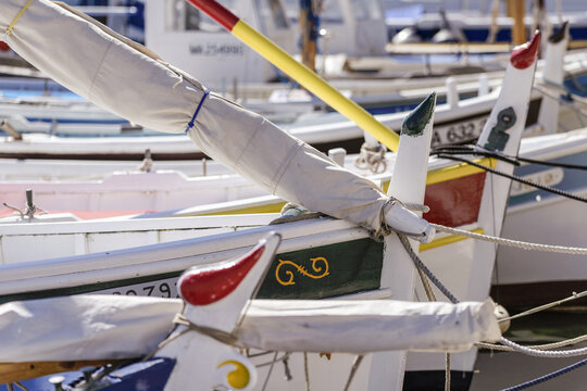 Bateaux de p&ecirc;che typiques de m&eacute;diterran&eacute;e amarr&eacute;s dans le port de La Ciotat en provence dans le sud de la France