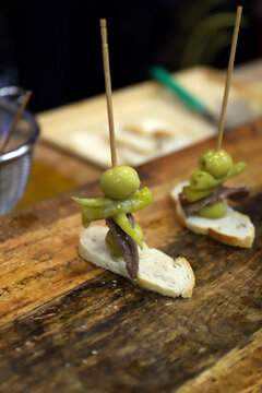 aperitivo de pinchos brochetas de aceitunas con anchoas y pimiento verde