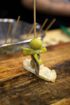 pincho brocheta de aceitunas con pimiento verde y anchoas
