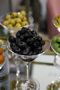 aceitunas negras en una copa para degustar como aperitivo