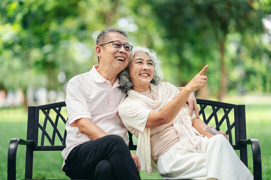 Senior couple happy laughing together pointing enjoying relaxing