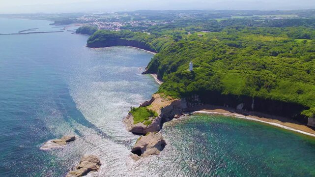 加佐の岬から加賀市街地へ続く美しい海岸線 ドローン空撮 左旋回・パン / Aerial drone panning left showing the beautiful coastline stretching from Cape Kasa towards Kaga city