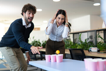 Obraz premium Coworkers playing office game having fun together