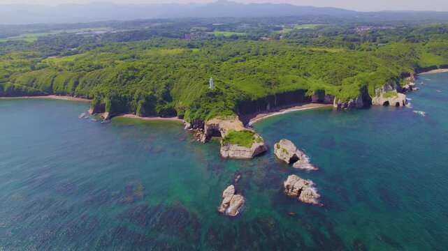 加佐の岬と日本海の壮大なパノラマ 高高度ドローン空撮 後退・上昇 / High altitude aerial drone pulling back and ascending revealing the grand panorama of Cape Kasa and Sea of Japan