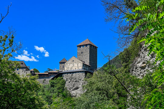 Dorf Tirol, Schloss Tirol, Algund, Weinberg, Wald, Landwirtschaft, Wanderweg, Waalweg, Vinschgau, S&uuml;dtirol, Texelgruppe, Fr&uuml;hling, Sommer, Italien