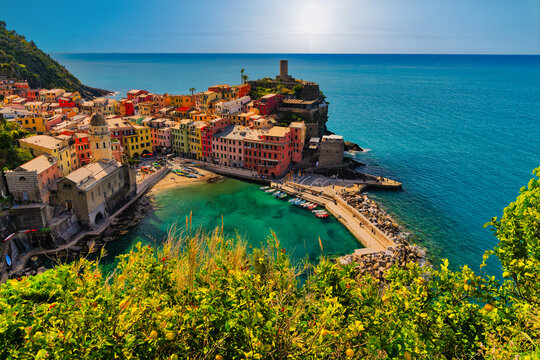 Breathtaking Vernazza Coastal View &ndash; Colorful Cinque Terre Harbor with Turquoise Sea & Mediterranean Charm