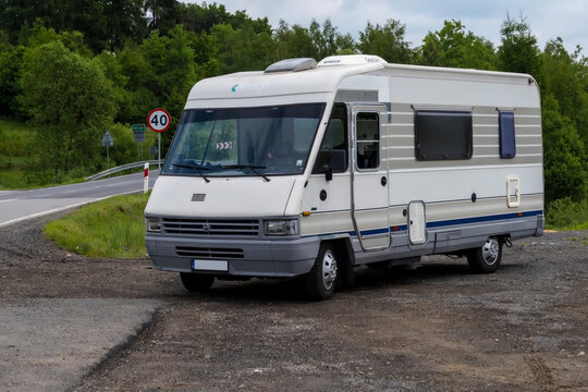 Polska Polcza, 31 maja 2026, 11:10. Fiat Ducato Integra &ndash; zabytkowy kamper na parkingu przy drodze. Kamper ma kremowo-niebieską kolorystykę z poziomymi pasami, płaski prz&oacute;d i duże okna boczne. 