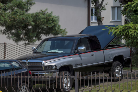 Polska, Ostrowiec Świętokrzyski, 9 czerwca 2026, 13:25. Klasyczny amerykański terenowy pick-up Dodge Ram 1500 na podw&oacute;rku. Pojazd charakteryzuje się charakterystycznym dwukolorowym malowaniem 