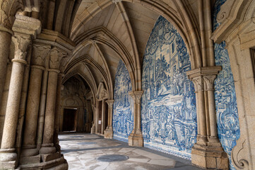 Obraz premium Blue Azulejo Tile Corridor at Porto Cathedral in Portugal
