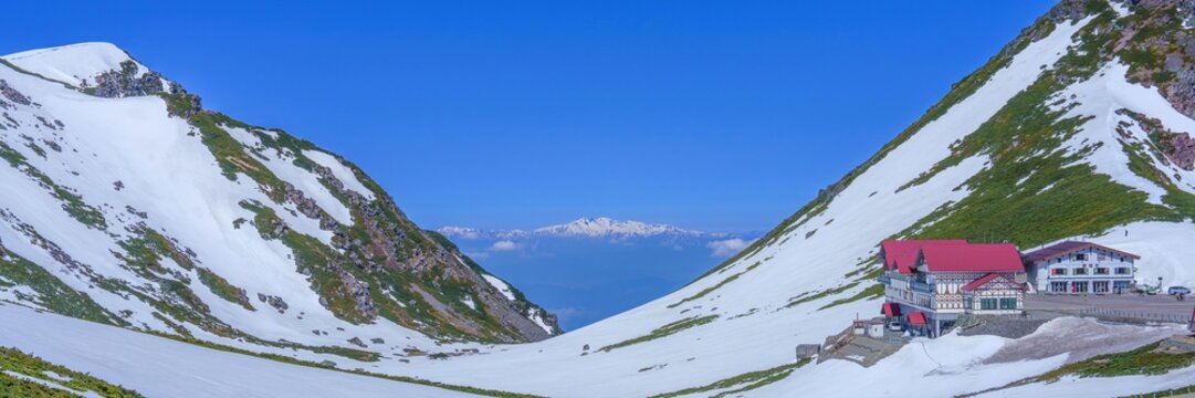 初夏の乗鞍岳から見たと残雪の白山連峰のパノラマ絶景