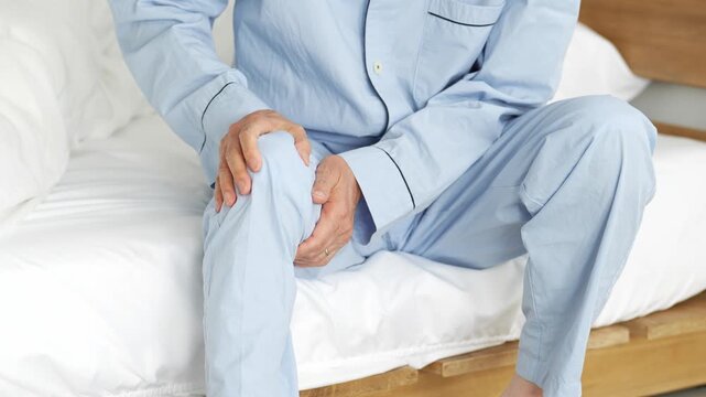 膝の関節痛に悩む高齢者の男性