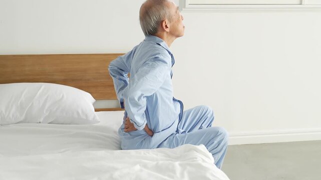 腰痛に悩む高齢者の男性