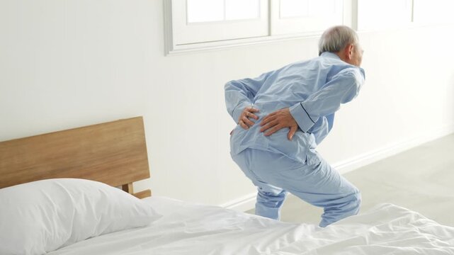 腰痛に悩む高齢者の男性