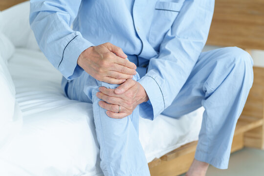 膝の関節痛に悩む高齢者の男性