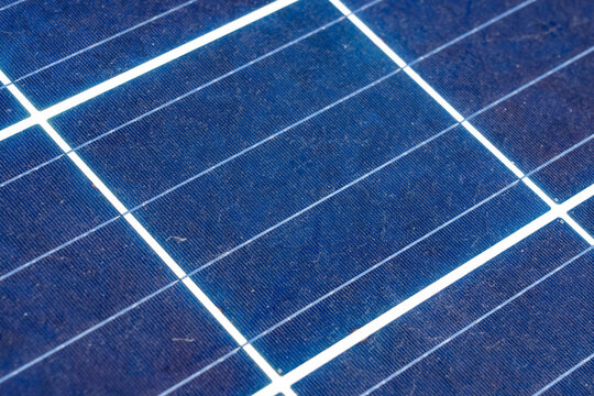 埃が積もって汚れた太陽光パネル