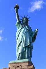 Fototapeta premium Vertical Low-Angle Shot of the Statue of Liberty Under Intense Blue Sky in New York City