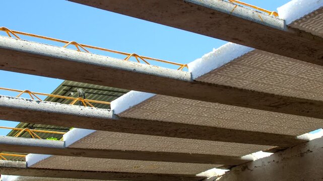 Detailed close-up of the Styrofoam slab seen from below, highlighting the efficiency and lightness of this material in construction.