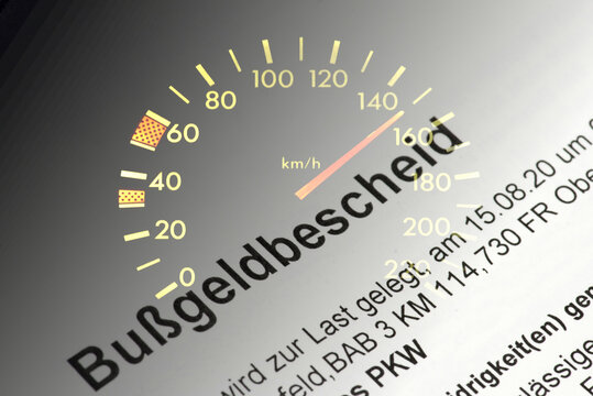 Tacho in einem Auto und Bu&szlig;geld wegen zu hoher Geschwindigkeit