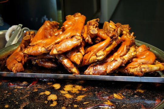 The legendary braised 'Zhuangyuan' Pig&rsquo;s Trotters, packed with rich flavor at Qingyan Ancient Town market. (Scholar Pig&rsquo;s Trotters)