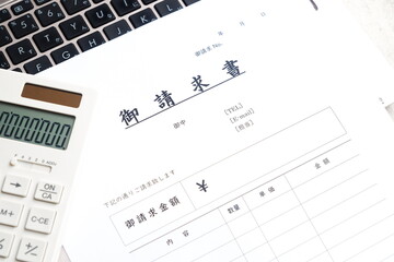 請求書 - 取引先へ宛てて請求書を準備する、ビジネスシーンのイメージ  © PJM