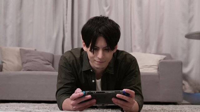 ノートパソコンを見て困る男性
