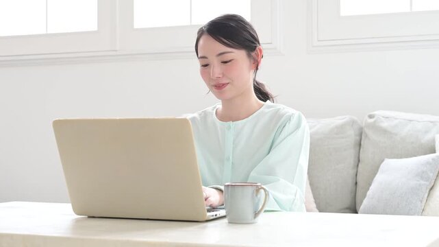 ノートパソコンを使う日本人女性