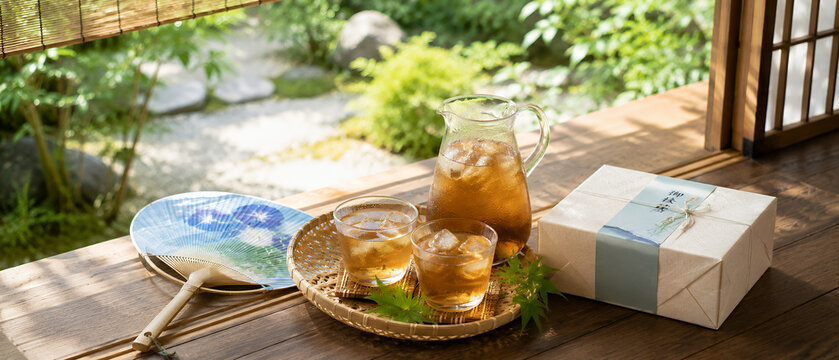縁側で楽しむ冷たい麦茶と帰省土産 日本の夏のおもてなし