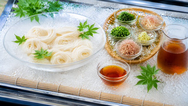 氷で冷やしたそうめんと薬味 夏の定番料理イメージ