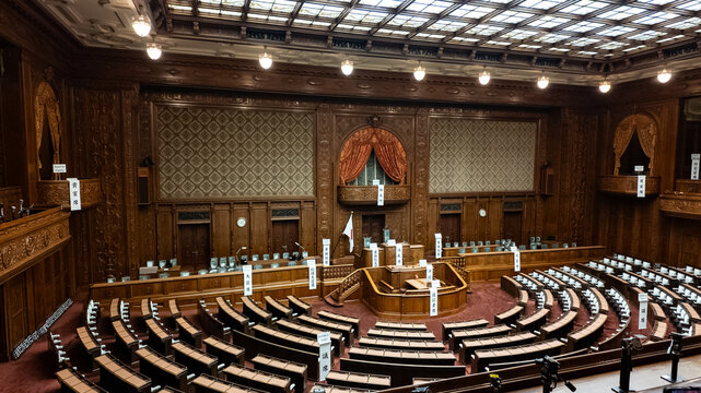 氏名標（立て札）がない貴重な状態の国会議事堂内部・重厚な衆議院本会議場の全景