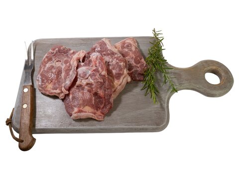 Colliers d&rsquo;agneau crus isol&eacute;s sur une planche &agrave; d&eacute;couper	