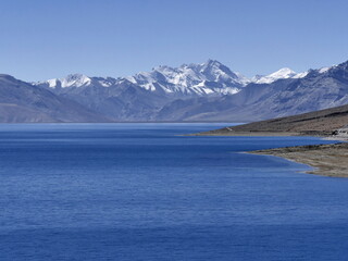 Fototapeta premium Snowcapped mountain peak across tso moriri lake in Ladakh. Himalayan background with copy space