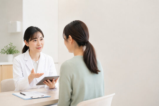 歯科インプラント,インプラント,歯科,歯科医院,歯医者,口腔外科,審美歯科,欠損歯,失った歯,人工歯根,歯の治療,口腔ケア,デンタルケア,噛み合わせ,入れ歯,ブリッジ,インプラント手術,骨造成,CT検査,歯科用CT,診察,診療,カウンセリング,治療説明,歯科医師,歯科衛生士,医療従事者,患者,日本人女性,日本人男性,シニア,高齢者,笑顔,美しい歯並び,口元,咀嚼機能,健康寿命,自由診療,クリニック