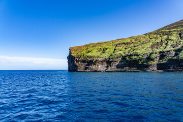 Fototapeta premium Niʻihau & Nāpali Coast Boat Tour, Kauai County, Hawaii, Pacific Ocean. Lehua Island ( Lehua Crater ) is Tuff cone. Ki‘eki‘e Basalt, NI‘IHAU VOLCANO. Lehua is a state-designated seabird sanctuary 