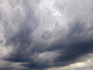Obraz premium Dramatic storm clouds filling the sky before a heavy rainfall.