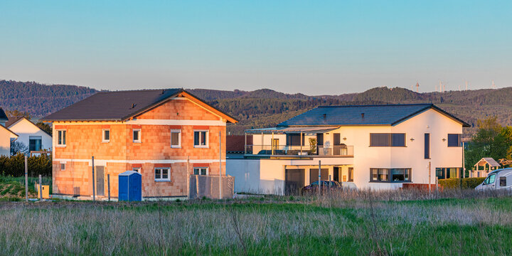 Modern detached houses and a construction site in S��en Germany