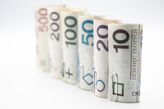 Polskie banknoty pieniężne w wielu r&oacute;żnych nominałach wysokich i niskich w rolce.
