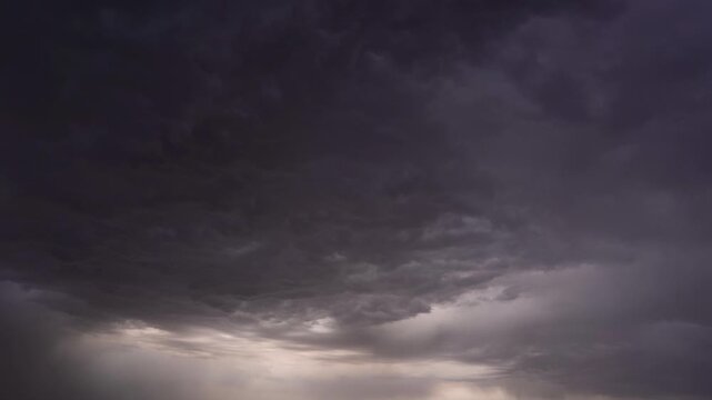 Timelapse de nubes tormentosas desplaz&aacute;ndose r&aacute;pidamente por el cielo, creando una atm&oacute;sfera dram&aacute;tica y cambiante antes de la tormenta.