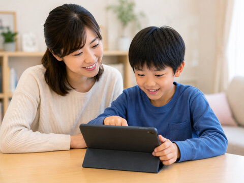 自宅でタブレット学習をする小学生