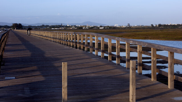 Ria Formosa mit Blick von der Ponte da Praia de Faro auf Skyline von Faro