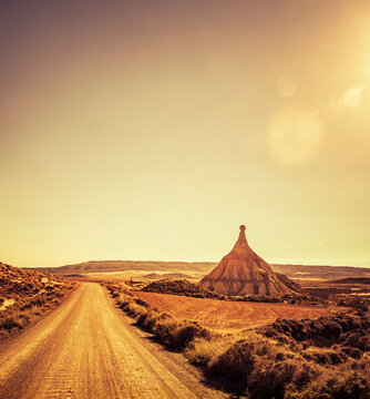 Strasse zum Castil de Tierra durch die Halbw&uuml;ste Bardenas Reales in Spanien
