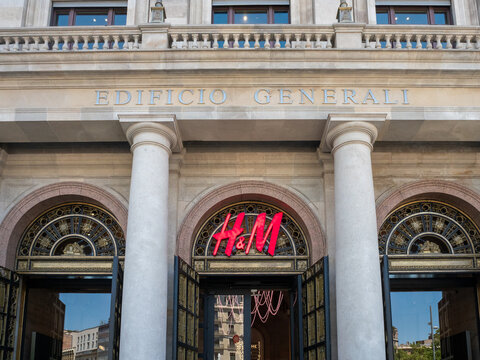 H&M Flagship Store Edificio Generali Entrance Barcelona