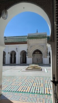 Entr&eacute;e de la cour de la mosqu&eacute;e Karaouiyine, li&eacute;e &agrave; la plus ancienne universit&eacute; du monde, dans la m&eacute;dina de la ville imp&eacute;riale de F&egrave;s, Maroc