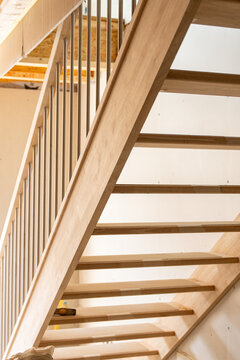 Escalier en cours de r&eacute;novation dans un int&eacute;rieur en travaux, illustrant un chantier de construction avec des mat&eacute;riaux et finitions en transformation.