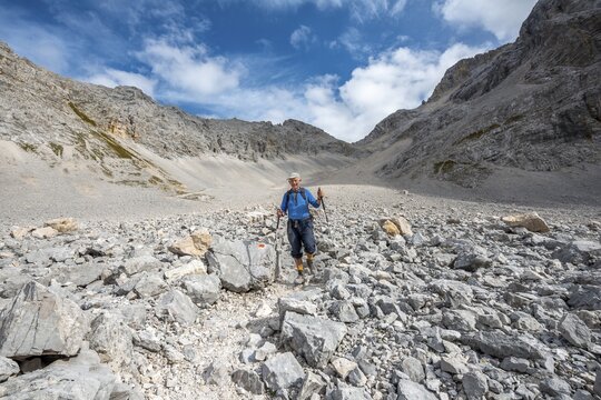 Hikers descending through the Schlauchkar from the Birkkarspitze, Vomper chain, Karwendel, Tyrol, Austria
