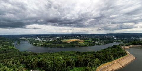 Obraz premium Panorama hoch über dem Hengsteyssee zwischen Dortmund und Herdecke, NRW