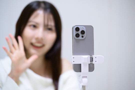 ライブ配信をする日本人女性